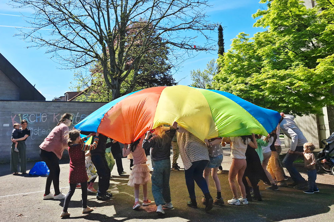 Glauben gemeinsam erleben: Bei der Kirche Kunterbunt packen Kinder und Erwachsene zusammen an. | Foto: Noemi Harnickell
