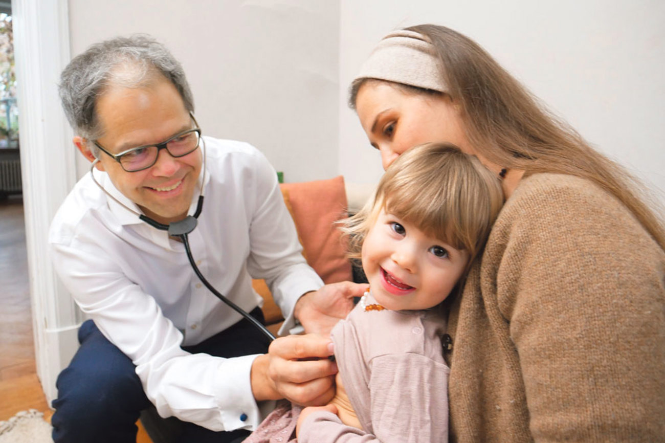 Jan Bonhoeffer und eine kleine Patientin: Liebe verändert den Heilungsprozess. | Foto: yukidoc.ch