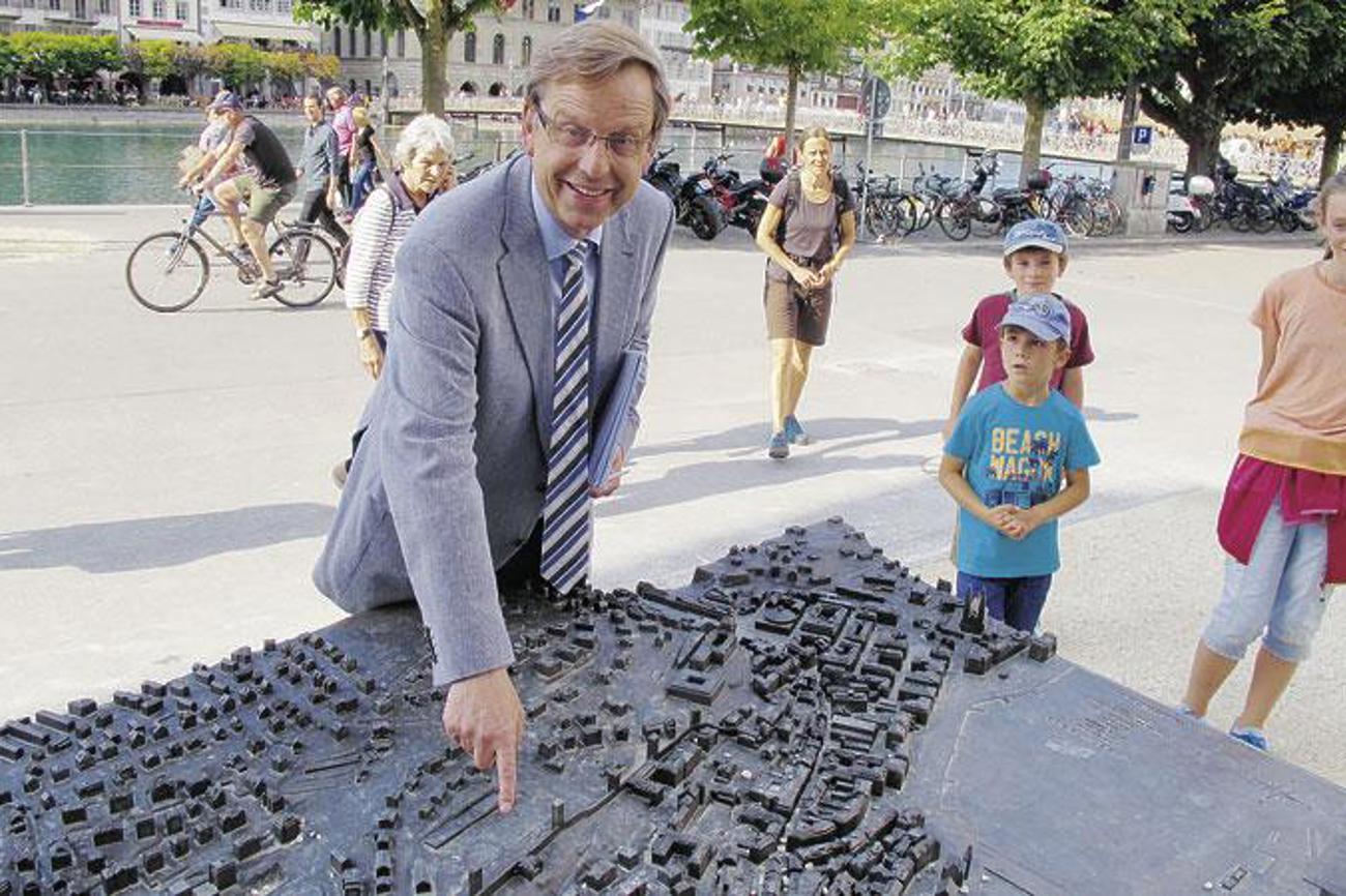 «Hier stünde das Reformationsdenkmal.» Markus Ries zeigt, was nicht hat sein können. | Foto: Philippe Welti