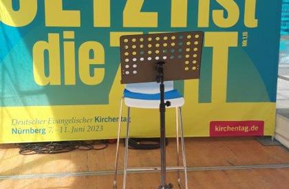 Die Bühne ist noch leer. Die Bühne ist noch leer.