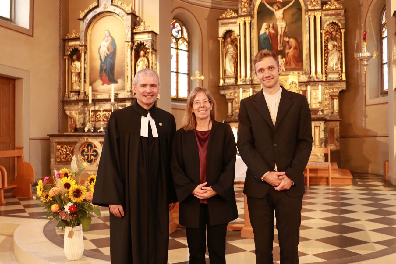 Von Kirchenrat Pfarrer Paul Wellauer ordiniert: Pfarrerin Helen Vonderwahl und Pfarrer Timo Keller. (Bild: ck)