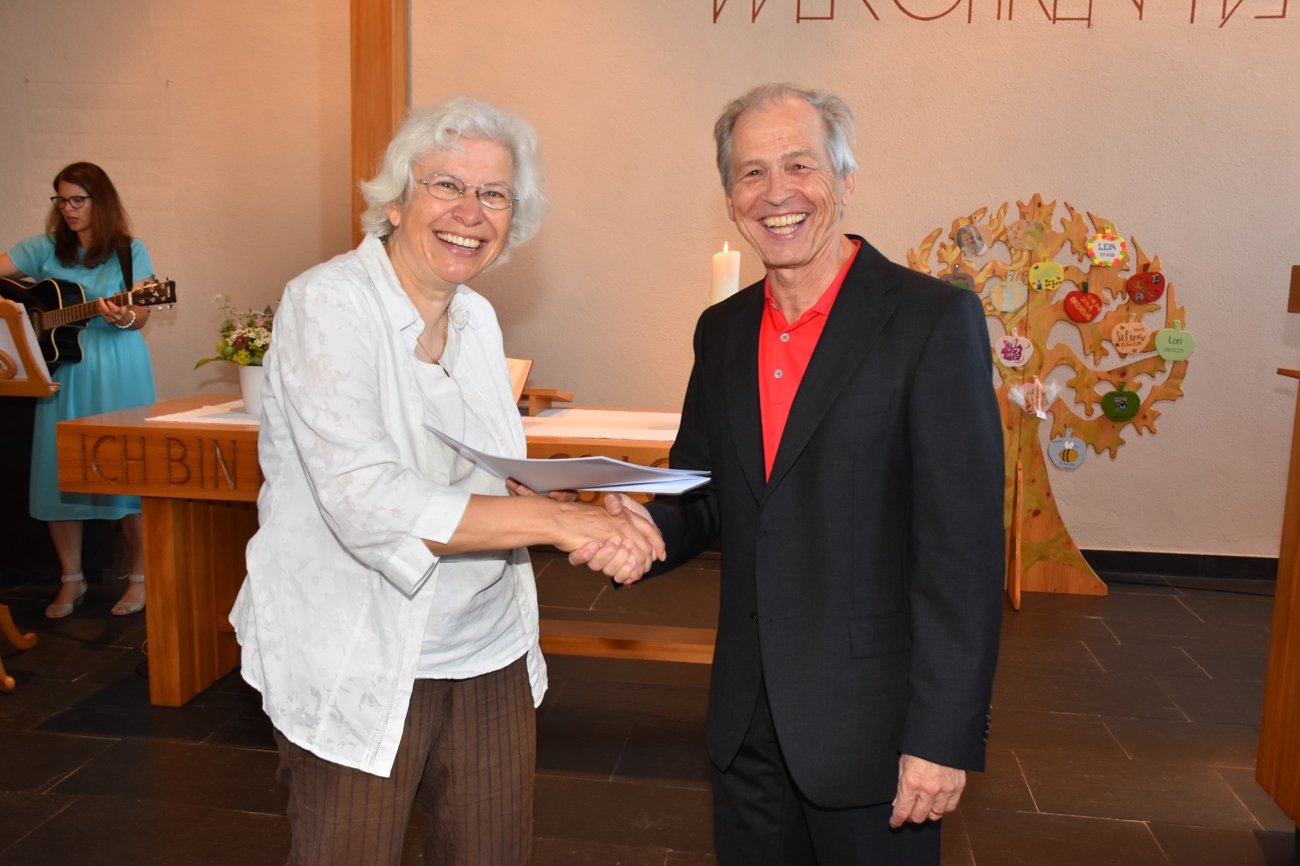 Roland Stoller wurde von Kirchenrätin Gerda Schärer (links) für den Laienpredigtdienst diplomiert.