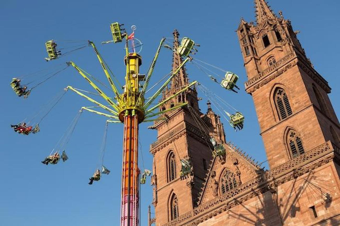 Karussell auf der Herbstmesse auf dem Münsterplatz: Hoch hinauf mit dem Kirchenlied «Eine feste Burg ist unser Gott» Foto:marketing.bs