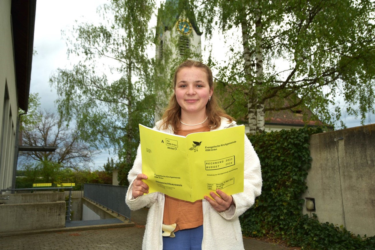 Die 16-jährige Valentina Steffen hat im Frühling 2024 an ihrer ersten Kirchgemeindeversammlung in der evangelischen Kirche Erlen teilgenommen. (Bild: Cyrill Rüegger)