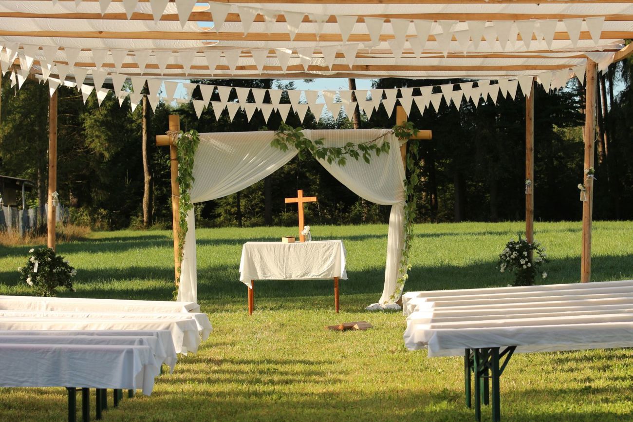 Viele Trauungen finden nicht mehr klassisch in der Kirche statt. Trotzdem bleibt ein Bedürfnis nach einzelnen christlichen Elementen bestehen. (Bild: pixabay.com)