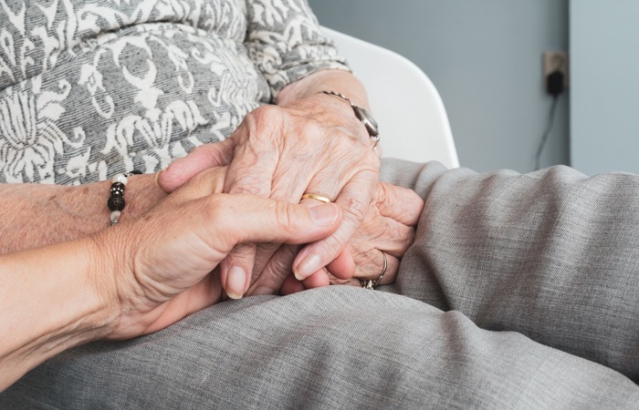 Menschen mit Demenz begleiten