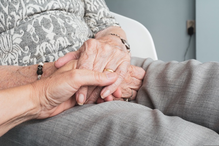 Menschen mit Demenz begleiten