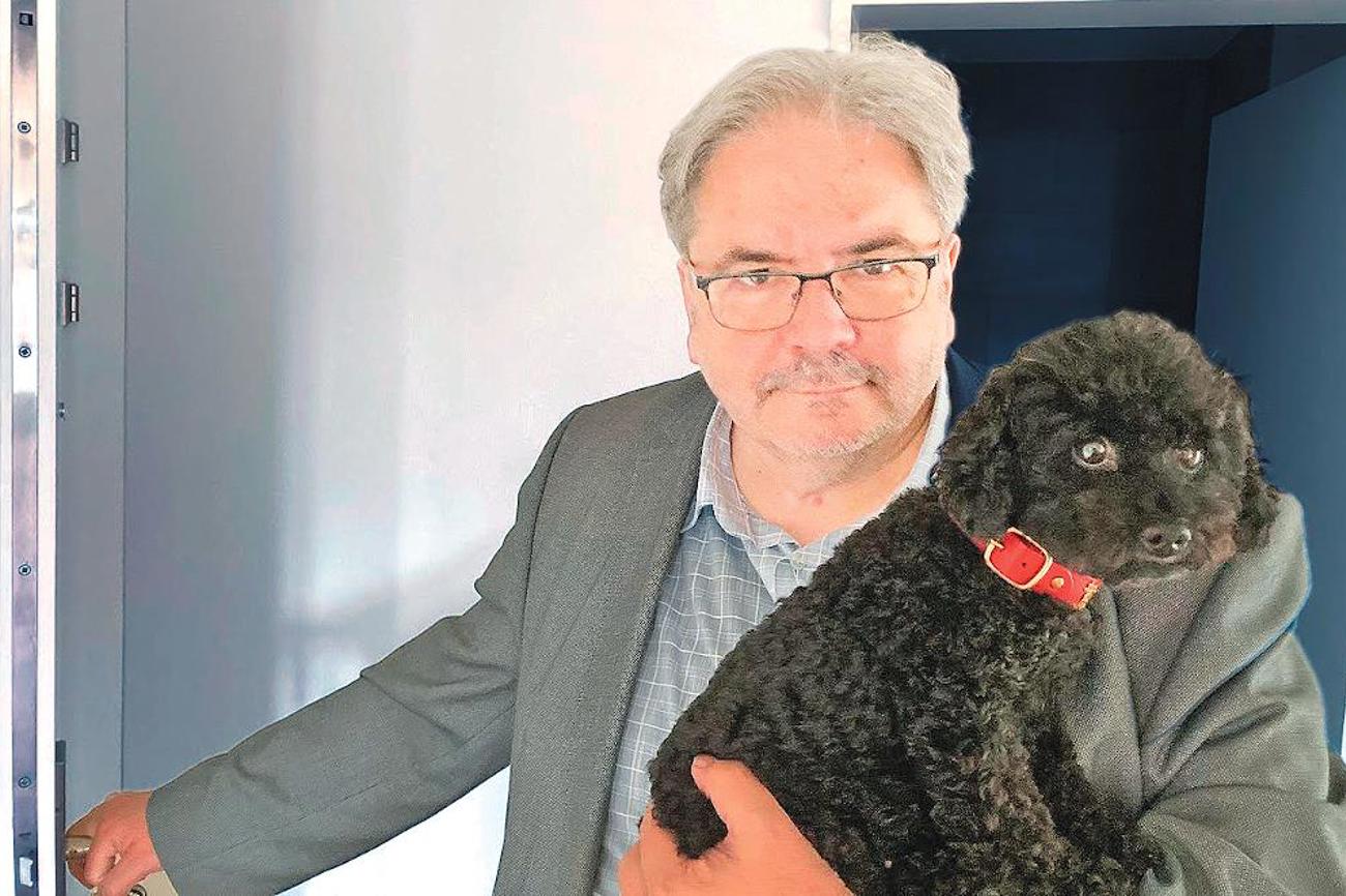 Auch Tiere waren willkommen: Pfarrer Ulrich Wilhelm mit dem Hund einer Gottesdienstbesucherin.
