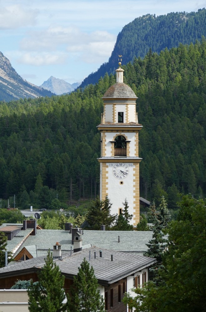 Prägender Sakralbau in Celerina: der «Bel Taimpel». (Bild: Walter Isler)