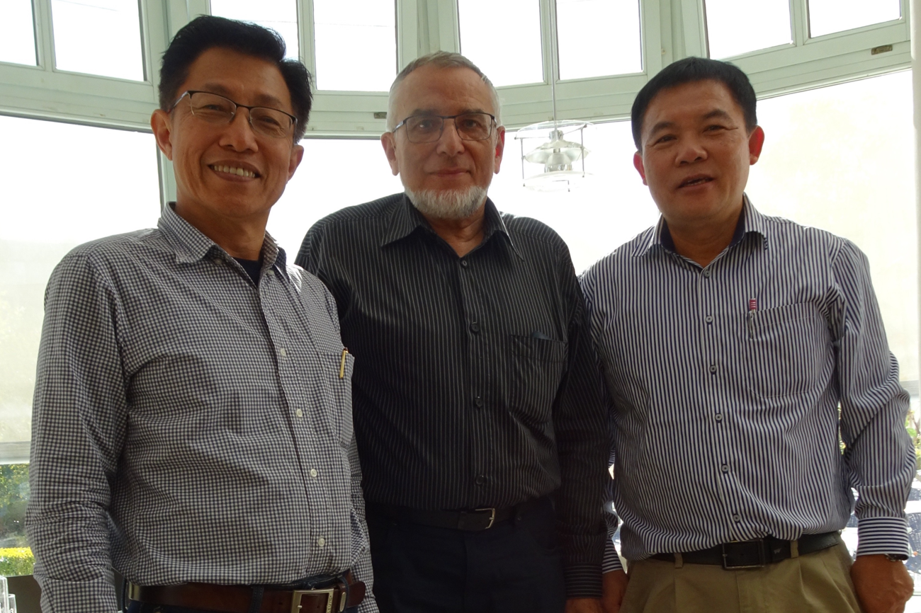 Bischof Dr. James Wong, Fredi Hirt (Reiseleiter), Mr. Vun Soon Chong (Kirchenpräsdient)