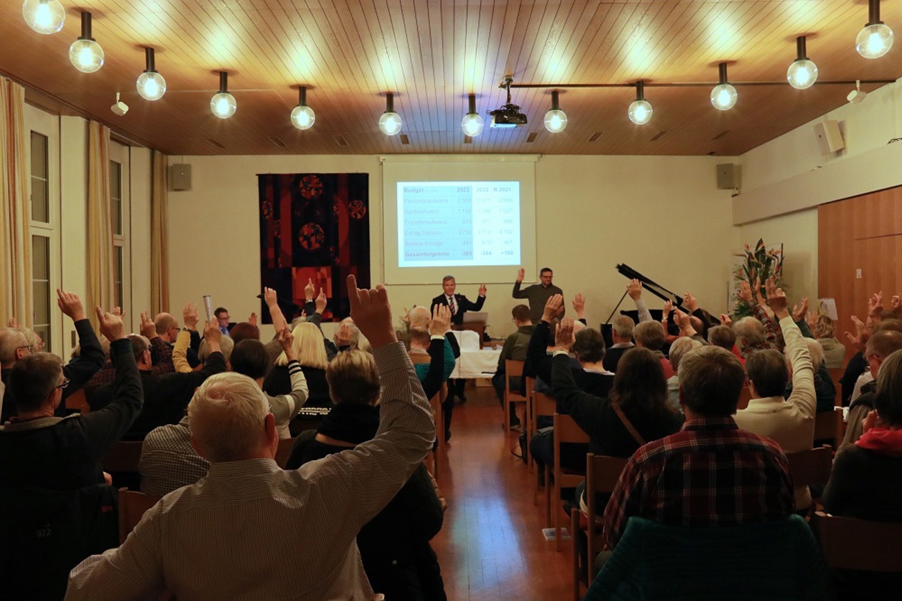 Archivbild der Versammlung der Evangelischen Kirchgemeinde Frauenfeld vom Januar 2023: Heinz Stübi (links) und Raimondo Branca initiieren die Budget-Abstimmung. (Bild: Claudia Koch)