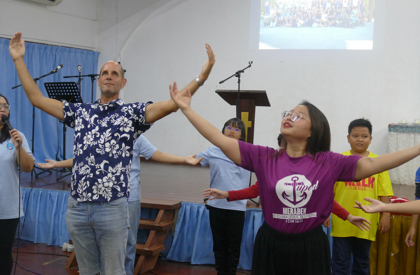 Samuel tanzt mit Jugendlichen in Kudat