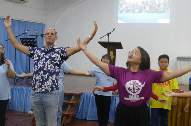 Samuel tanzt mit Jugendlichen in Kudat