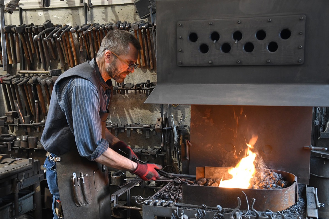 René Soller schmiedet in seiner Werkstatt Kunstwerke. (Bild: Georg Stelzner)