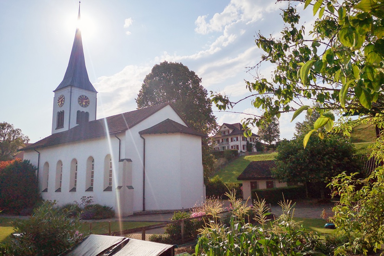 Das Pfarrhaus und die Kirche Hauptwil zeugen von der Tradition von Pfarrämtern, doch das Berufsverständnis und die Wohnsitzpflicht sind zunehmend einem Wandel unterworfen. (Bild: sal)