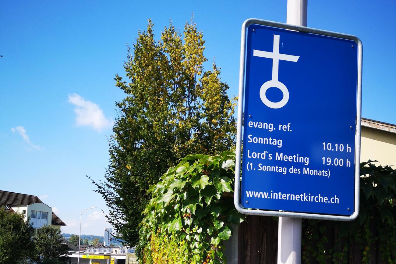 In Bischofszell wird mit der Gottesdiensttafel die privilegierte Lage am Ortseingang genutzt, um als Kirche im Ort Präsenz zu markieren. (Bild: sal)