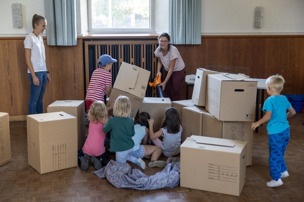Dank vielen Mitarbeitenden dürfen Kinder die "Kirche Kunterbunt" geniessen - wie hier durch ein Spiel mit Kartonkisten. (Bild: zVg)