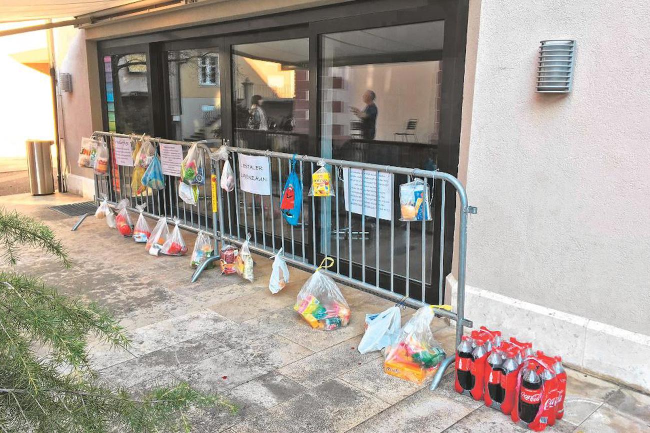 Die Armut verstärkte sich während der Corona-Pandemie. Beim «Gabenzaun» der Kirchgemeinde Liestal BL konnten sich Armutsbetroffene kostenlos mit Lebensmitteln oder Dingen des täglichen Gebrauchs versorgen.