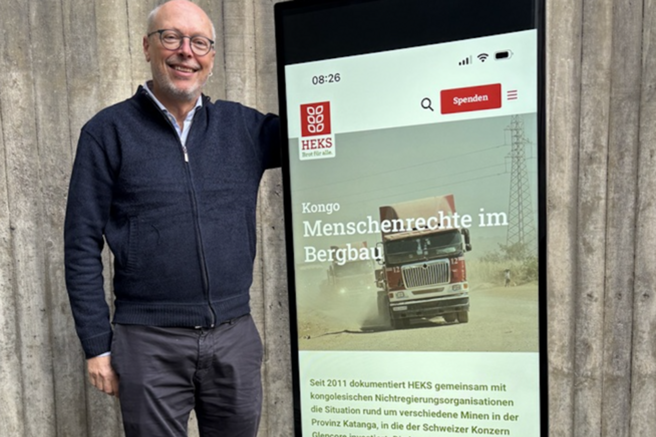 Pfarrer Tobias Arni und sein Team setzen sich für Menschenrechte im Kongo ein – wenn nötig auch mit einem «Riesenhandy» als Blickfang. (Bild: zVg)