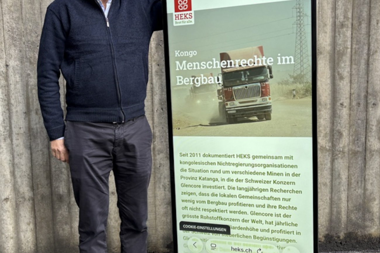 Pfarrer Tobias Arni und sein Team setzen sich für Menschenrechte im Kongo ein – wenn nötig auch mit einem «Riesenhandy» als Blickfang. (Bild: zVg)