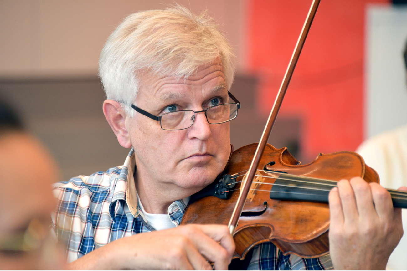 Das Geigenspiel ist sein grosses Hobby: Pfarrer Christian Münch während einer Probe in der Orchesterwerkstatt
Appenzell. (Bild: Albert Streule)