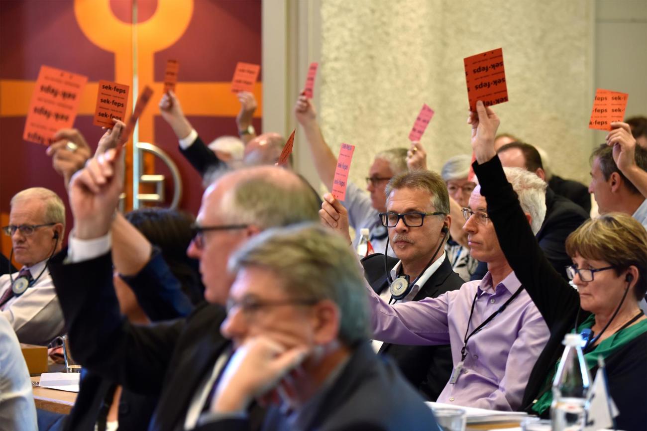 Rote Karte: Die Abgeordneten lehnen das SEK-Papier zur «Ehe für alle» ab.