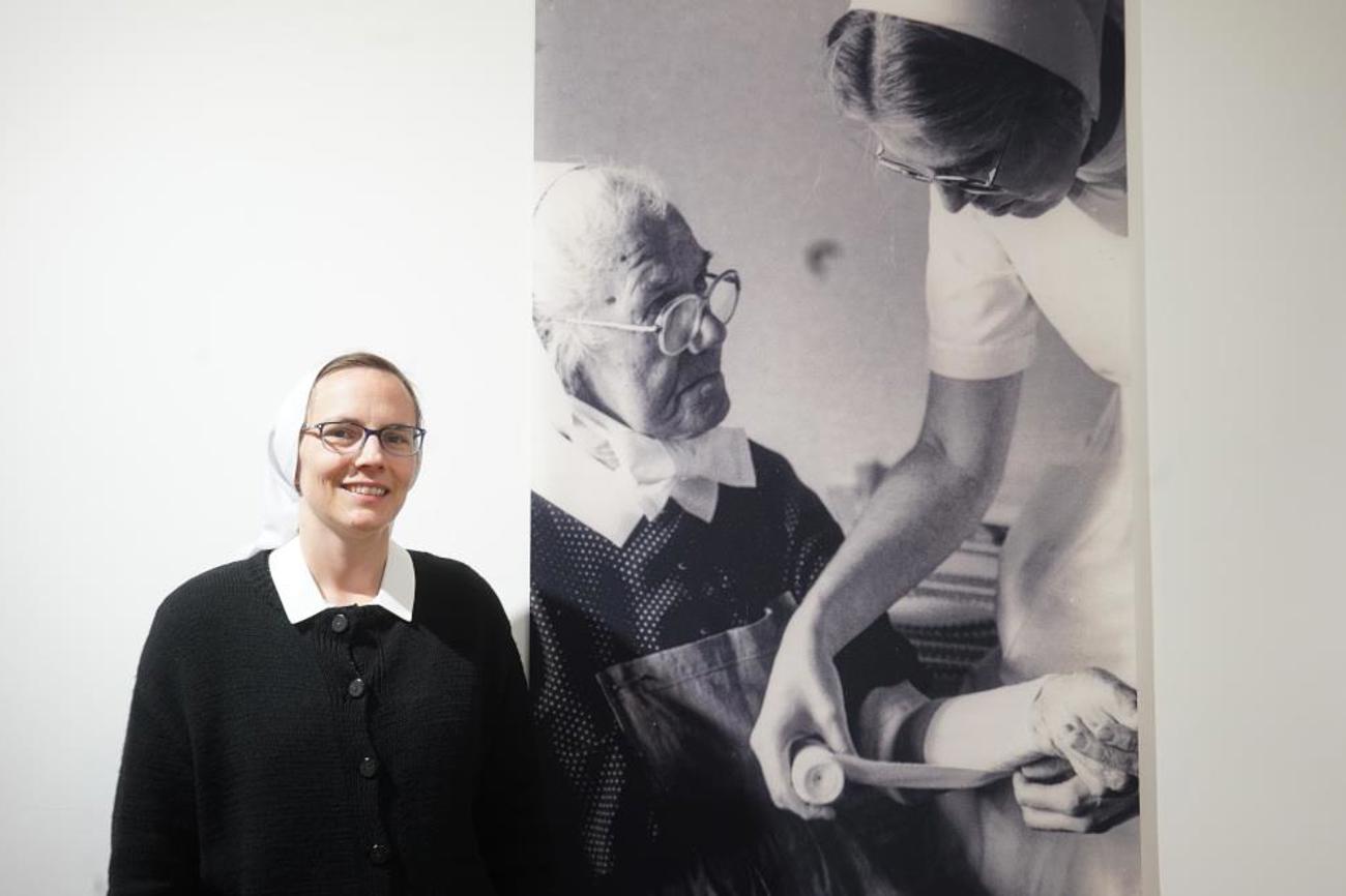 Sr. Delia Klingler führt durch die Ausstellung zur Geschichte der Diakonissen in Riehen. Foto: Vera Rüttimann