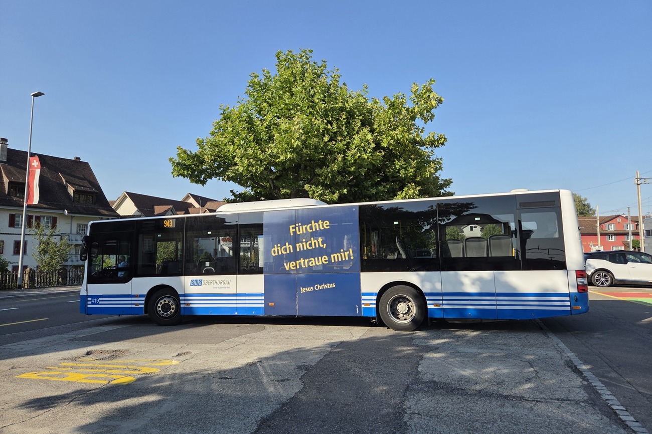«Fürchte dich nicht, vertraue mir!»: Der «Bibelvers-Bus» hält am Bahnhof Bischofszell Stadt. (Bild: sal)
