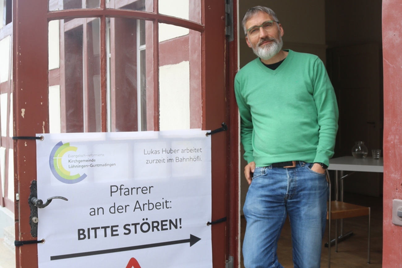 Pfarrer Lukas Huber aus der Evangelisch-reformierten Kirchgemeinde Löhningen-Guntmadingen lädt Leute auf eine innovative Art und Weise zum Gespräch ein. (Bild: Sibylle Meier)