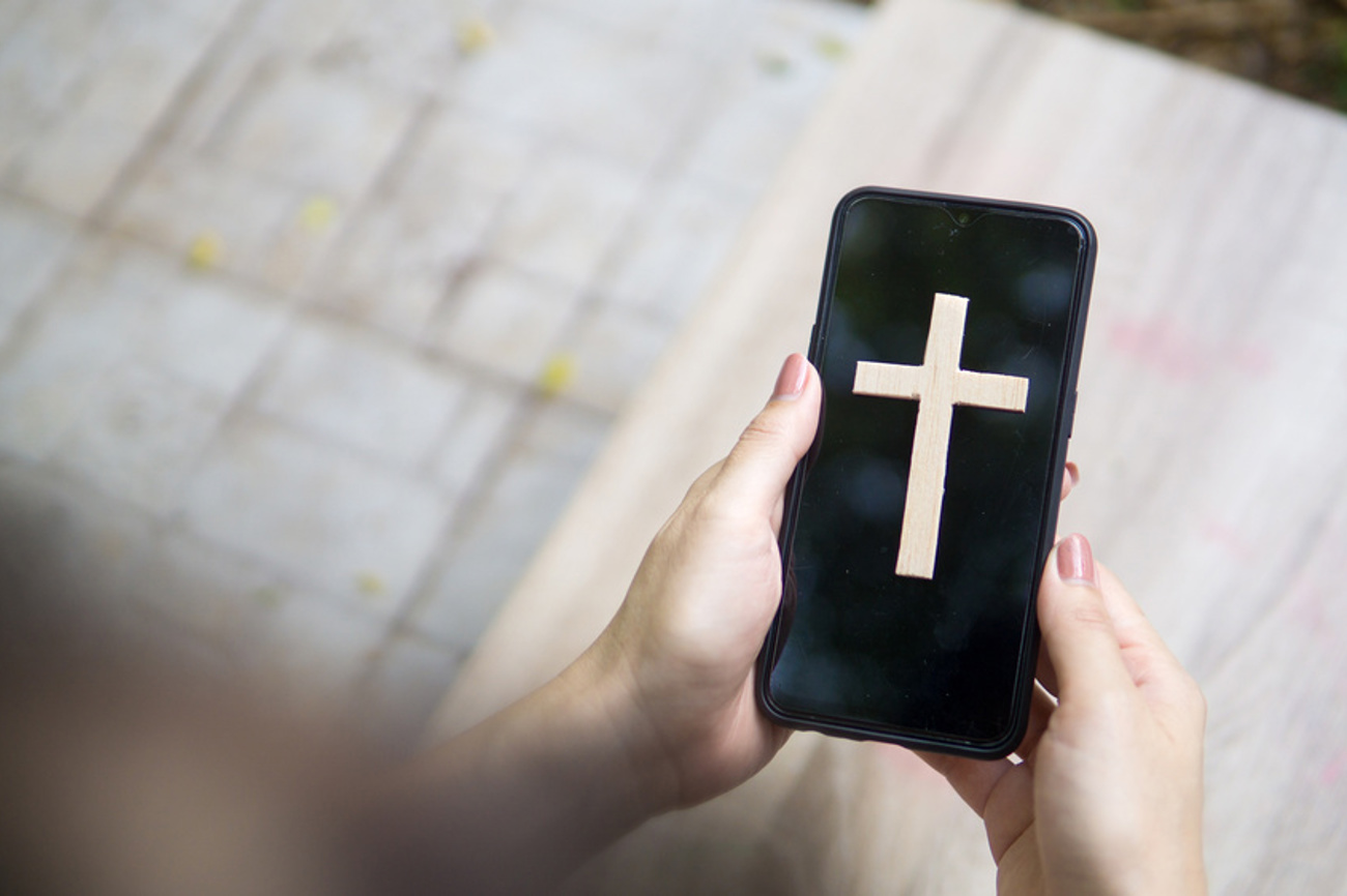 Noch nutzen viele Kirchgemeinden die Möglichkeiten von sozialen Medien und künstlicher Intelligenz zurückhaltend. (Bild: AdobeStock / sticker2you)