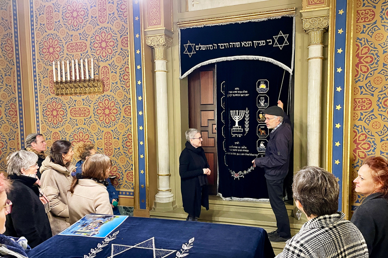 Im Rahmen des Theologiekurses beschäftigen sich die Teilnehmenden mit anderen Religionen. Hier besuchen sie etwa eine Synagoge. | Foto: zvg
