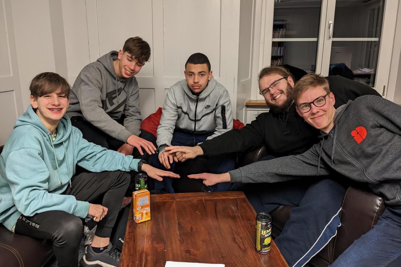 Das Jugendgottesdienstteam aus Tägerwilen macht sich begeistert Gedanken über Ostern und die Auferstehung Jesu.