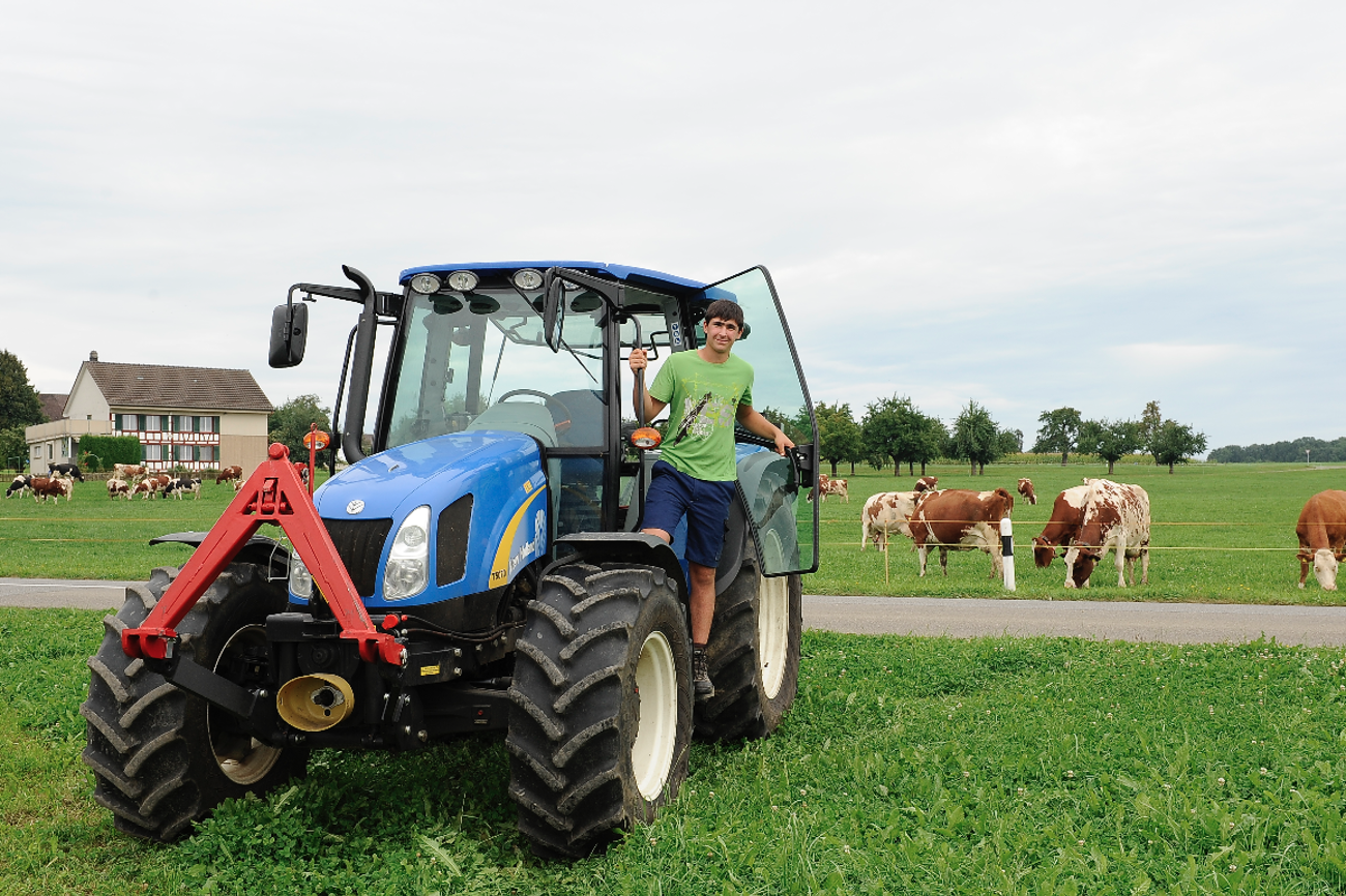 Arbeitet gern mit Tieren und Maschinen: Urs Häberlin hat seinen Wunsch realisiert und eine Lehre zum Landwirt begonnen. (Bild: Lilo Oppliger)