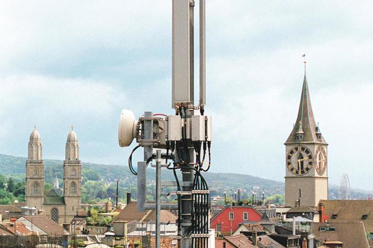 Antenne vor dem Grossmünster und dem St. Peter in Zürich: Auf den Türmen findet sie keinen Platz.|Keystone