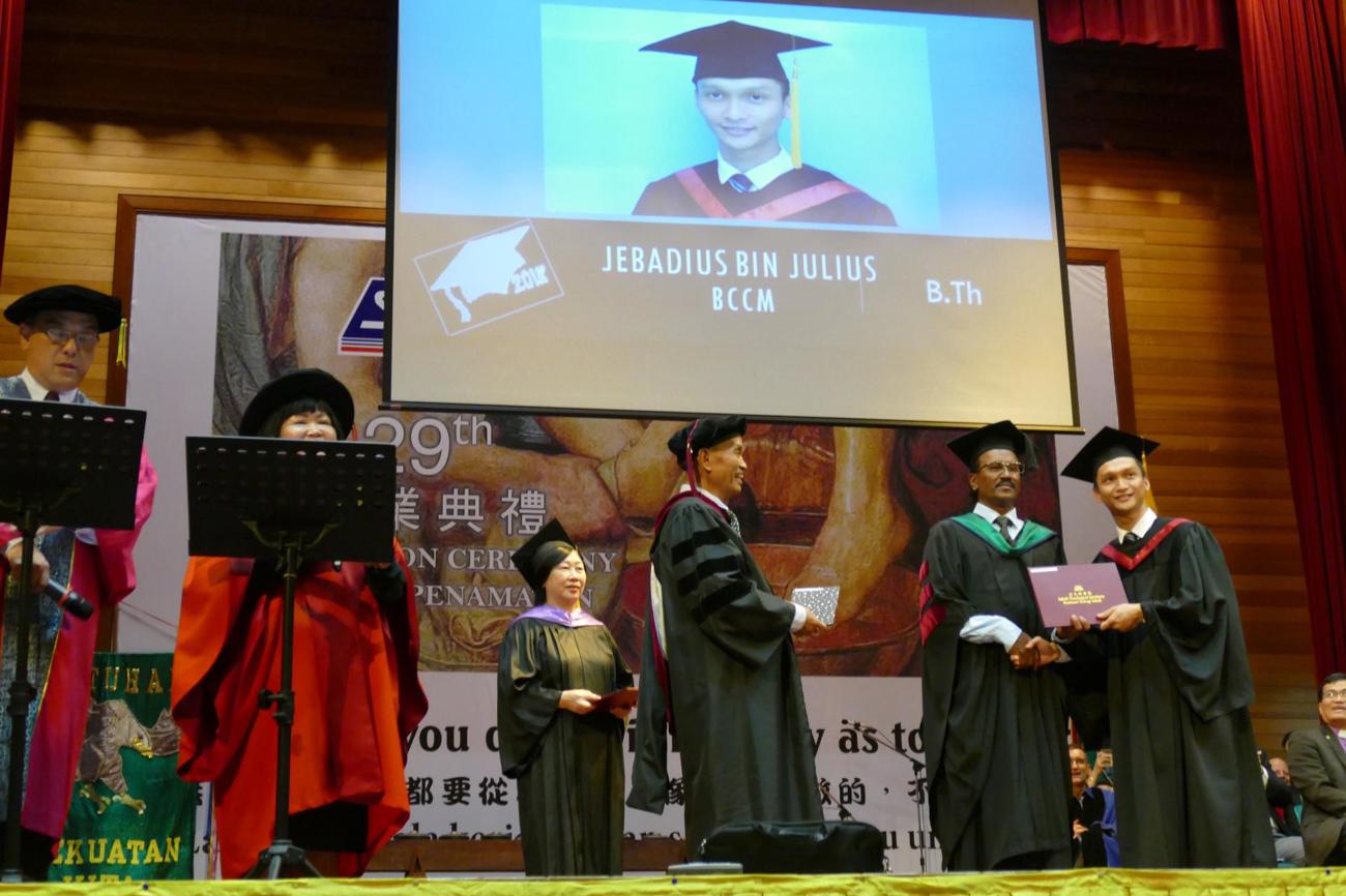Reife Kirchen - die Graduationsfeier in der STS (Theologisches Seminar) in Kota Kinabalu.