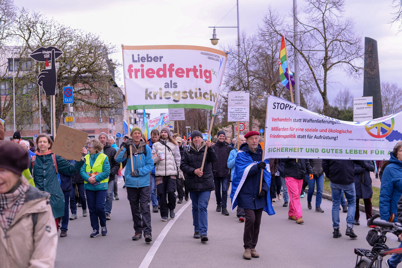 Rund 300 Personen nahmen am Friedensweg 2024 teil.