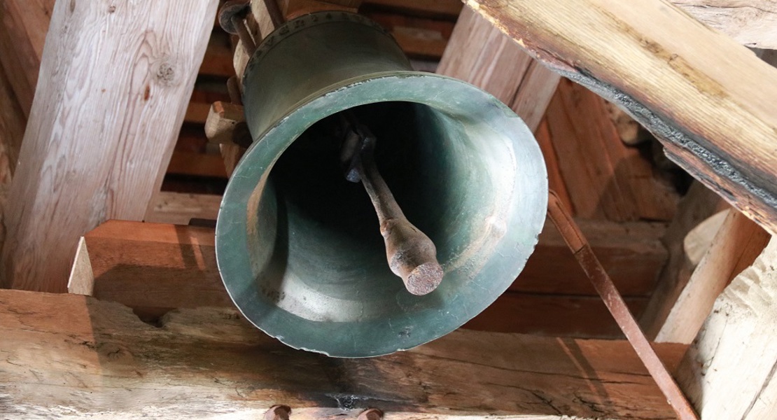 Die Taufglocke hängt zuoberst im Kirchturm, weit über den anderen Glocken. (Bild: Claudia Koch)