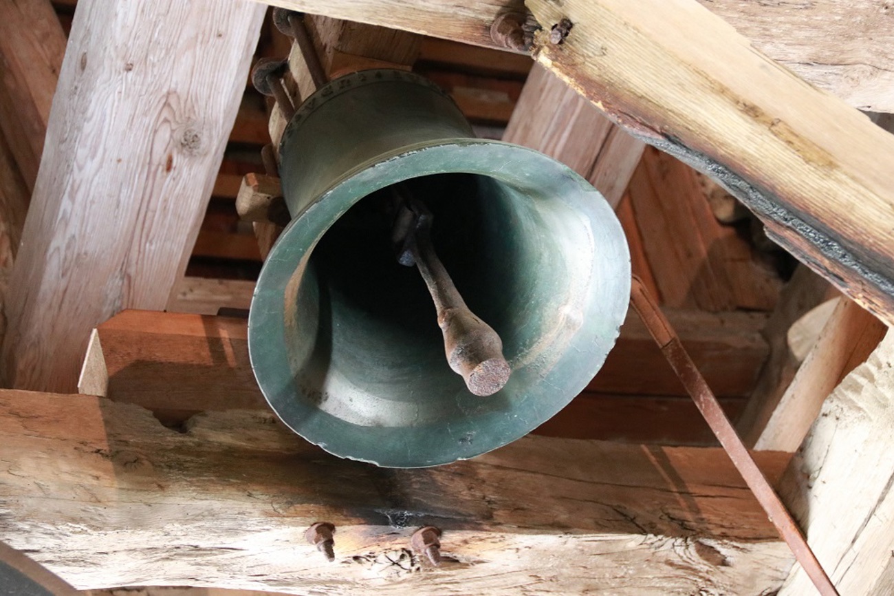 Die Taufglocke hängt zuoberst im Kirchturm, weit über den anderen Glocken. (Bild: Claudia Koch)