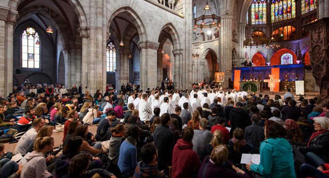 Vom Fernsehen übertragen: Taizé-Gottesdienst im vollen Basler Münster. | Dominik Plüss