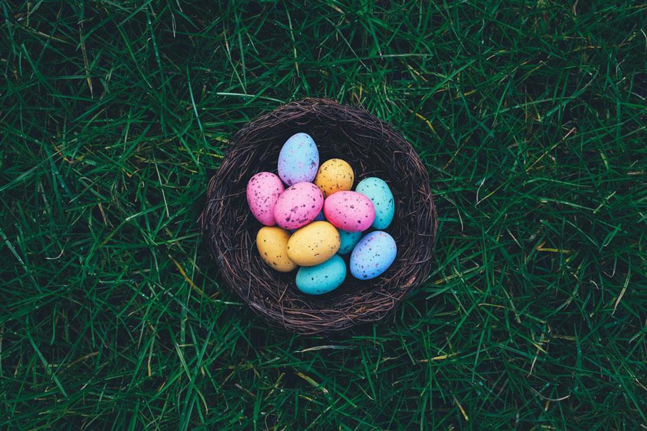 Bereits im 12. Jahrhundert fanden die Eier Eingang in die Liturgie: Um die geweihten von den ungeweihten zu unterscheiden, wurden die Eier gefärbt und verziert. Foto: Annie Spratt/Unsplash