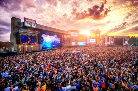 Zuhören mitten im Festivaltrubel