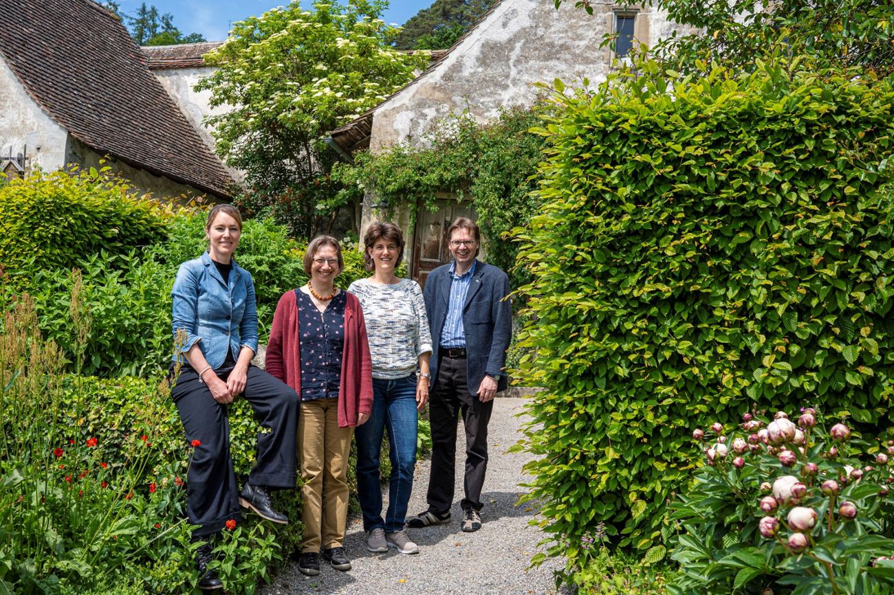 Inspirierender Ort für Bildung und Spiritualität: das Tecum-Team mit Fabienne Dudler, Corinna Junger, Jasmin Hanselmann und Thomas Bachofner im Klostergarten. (Bild: pd)