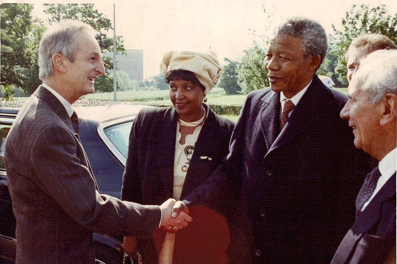 Nelson Mandela bedankt sich 1993 bei Pfarrer Paul Rutishauser für sein Engagement gegen die Apartheid in Südafrika.
In der Bildmitte Winnie Mandela, ganz rechts Emilio Castro, Generalsekretär des Weltkirchenrates. (Bild: zVg)