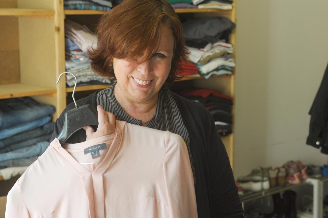 Annette Streuli im Solishop - von extravaganten High Heels, über Baby- und Kinderbekleidung bis zu den saisonal abgestimmten Kleidern für Erwachsene ist für alle etwas dabei.
Foto: Johanna Göring.