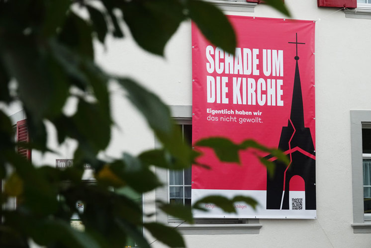 Ein Plakat bringt das Dorf ins Gespräch