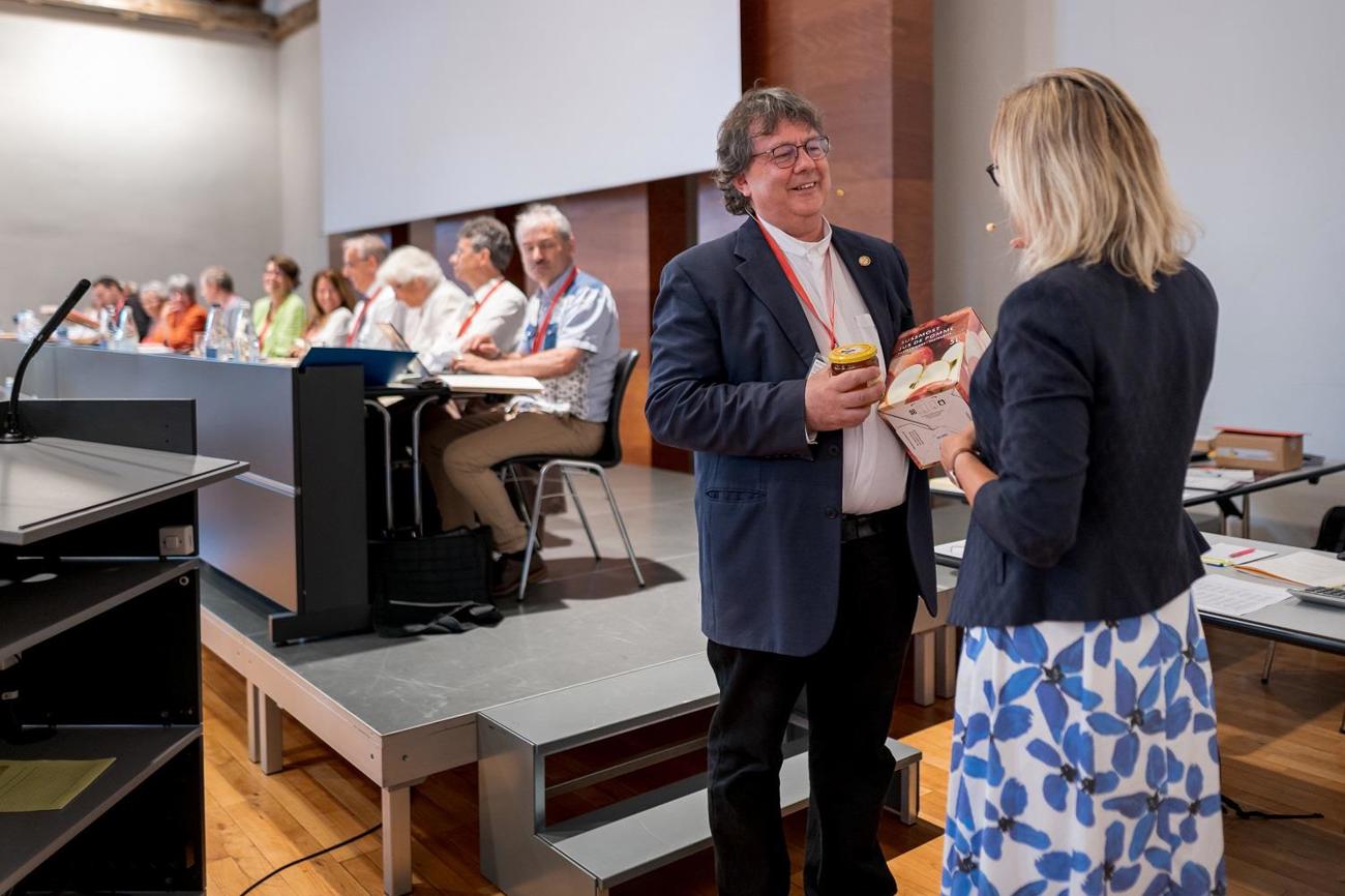 Der neue Synodepräsident Pfarrer Haru Vetsch erhält von seiner Vorgängerin Judith Hübscher Stettler ein Antrittsgeschenk. (Bild: Sandro Kohlert)