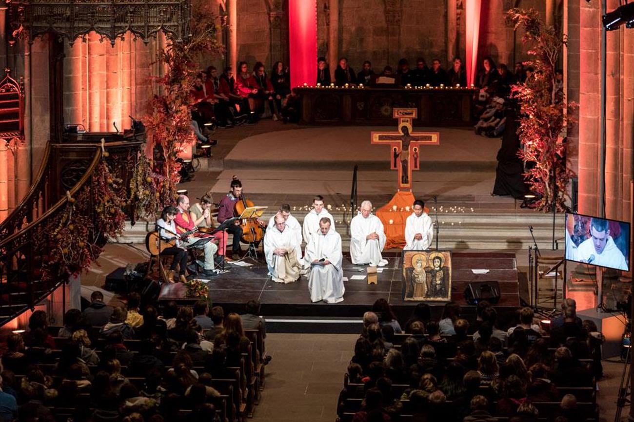 «Nacht der Lichter» mit Frère Alois (vorne), Prior von Taizé, und weiteren Brüdern am evangelischen Jugendfestival «Reformaction» am 3. November in Genf. | sek