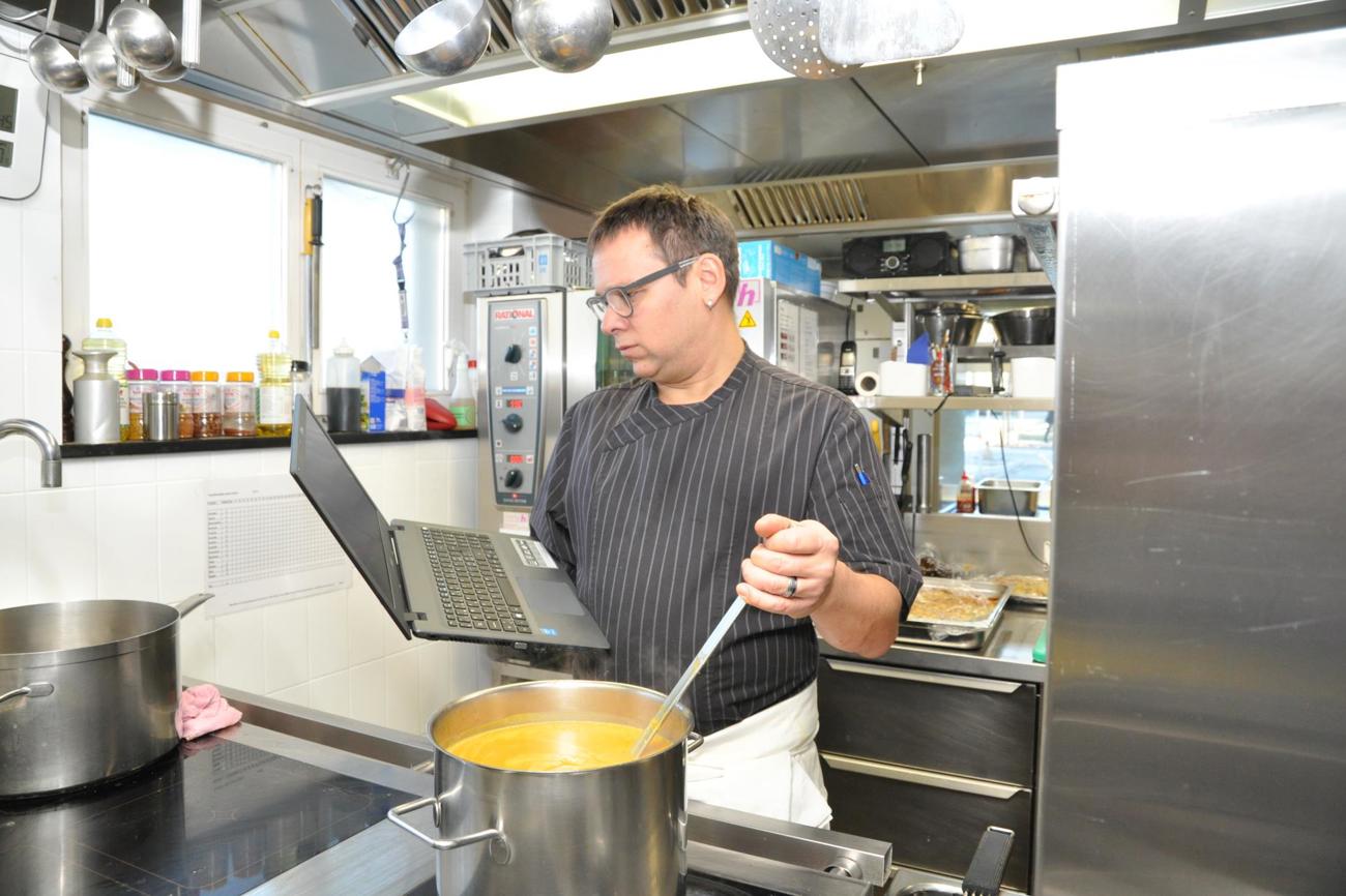 Vermisst die Informationsflut nicht: Norbert Grosse, der in Bischofszell das Restaurant Eisenbahn führt, hat sich beim Medienkonsum bewusst Grenzen gesetzt. (Bild: cyr)