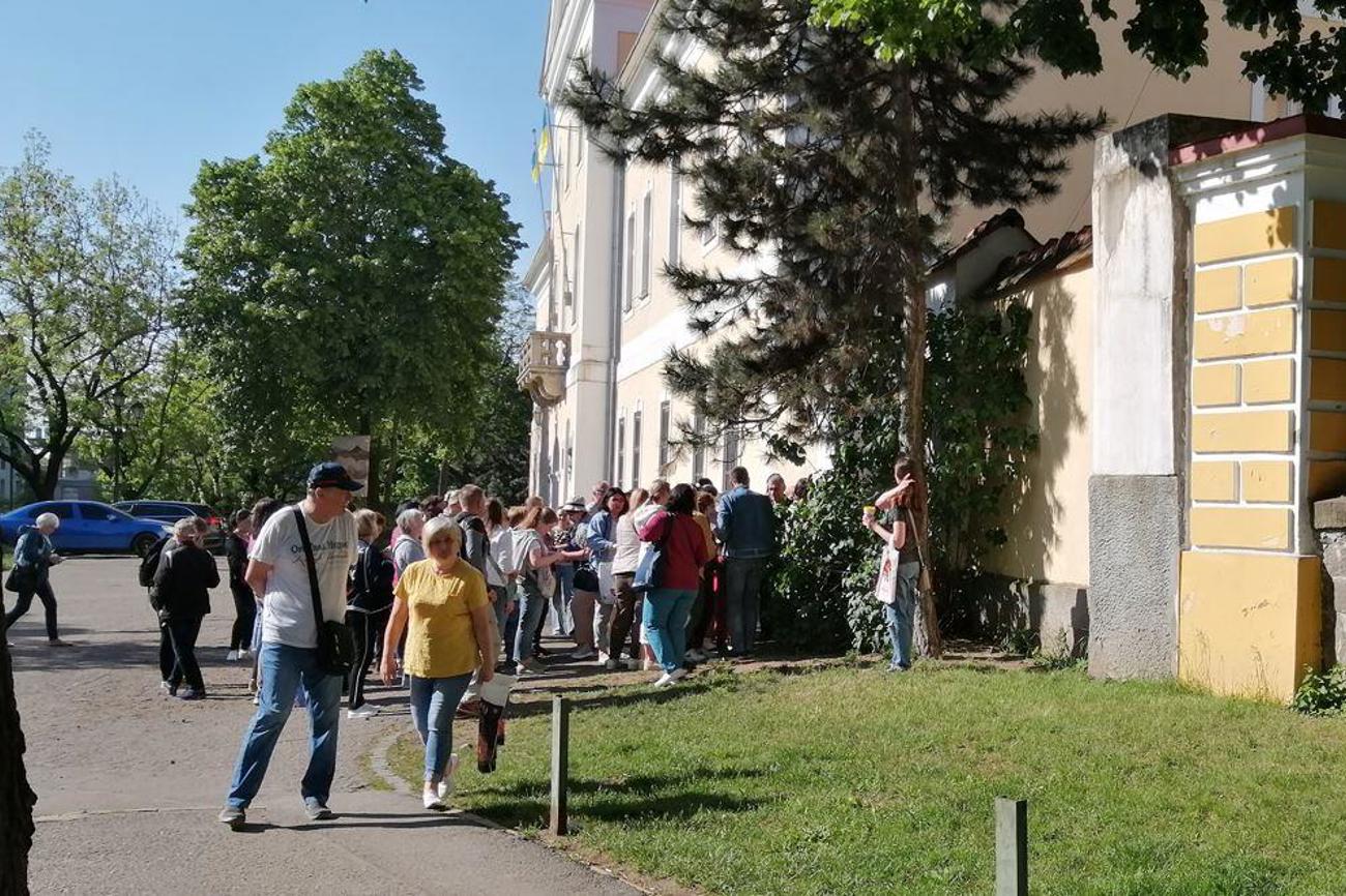 Schlange zu stehen gehört auch im Westen der Ukraine – hier in Ungvár/Ushgorod – zum Alltag. Die Not nimmt zu: Bedürftige Menschen warten auf Unterstützung des Roten Kreuzes. (Bild: zVg)