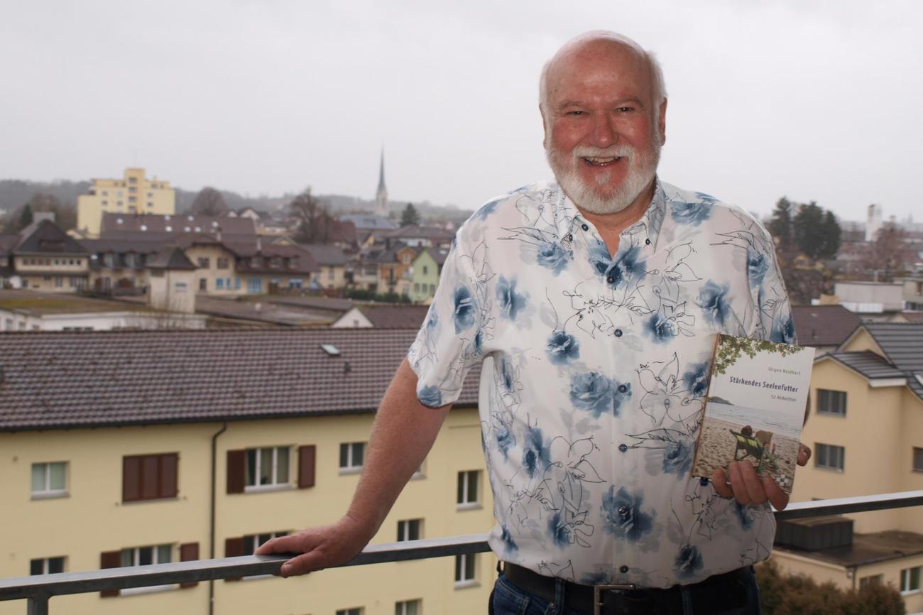 Jürgen Neidhart schätzt den Blick vom Balkon über Amriswil, wo er mit Ehefrau Mirjam seit seiner Pensionierung lebt. (Bild: Brunhilde Bergmann)